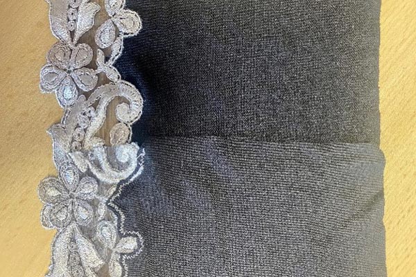 Pose de dentelle au point zigzag avec une machine à coudre