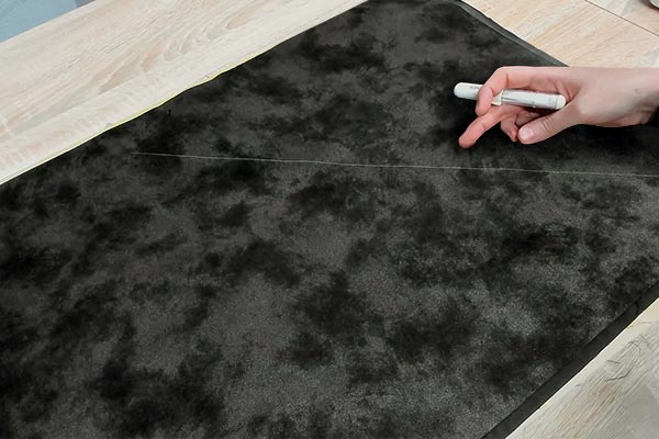 Tracer les repères sur le tissu du sac banane