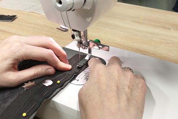 Coudre la fermeture du sac banane