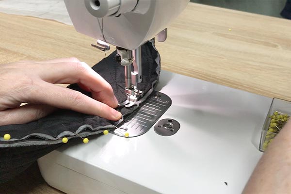 Couture de la face avant du sac banane