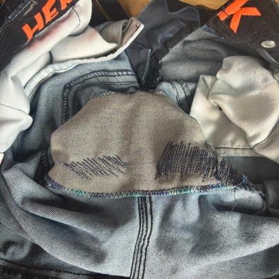 Reprisage d'un pantalon en jeans