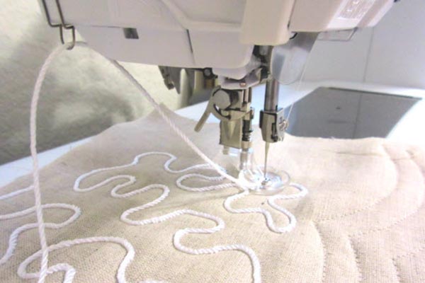 Réalisation d'un couching libre gros fil avec une machine à coudre