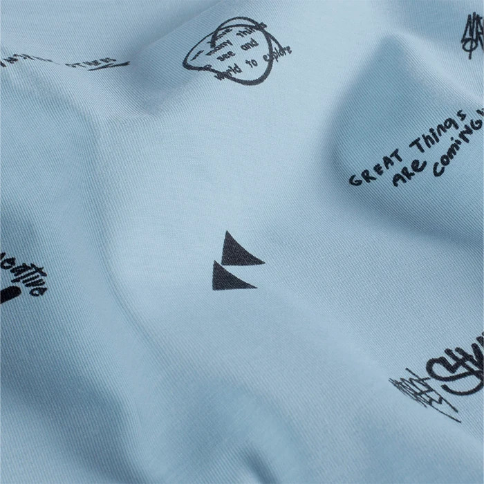 Tissu jersey de coton bleu ciel graffitis 150cm par 50cm Tissu jersey de coton bleu ciel graffitis 150cm par 50cm